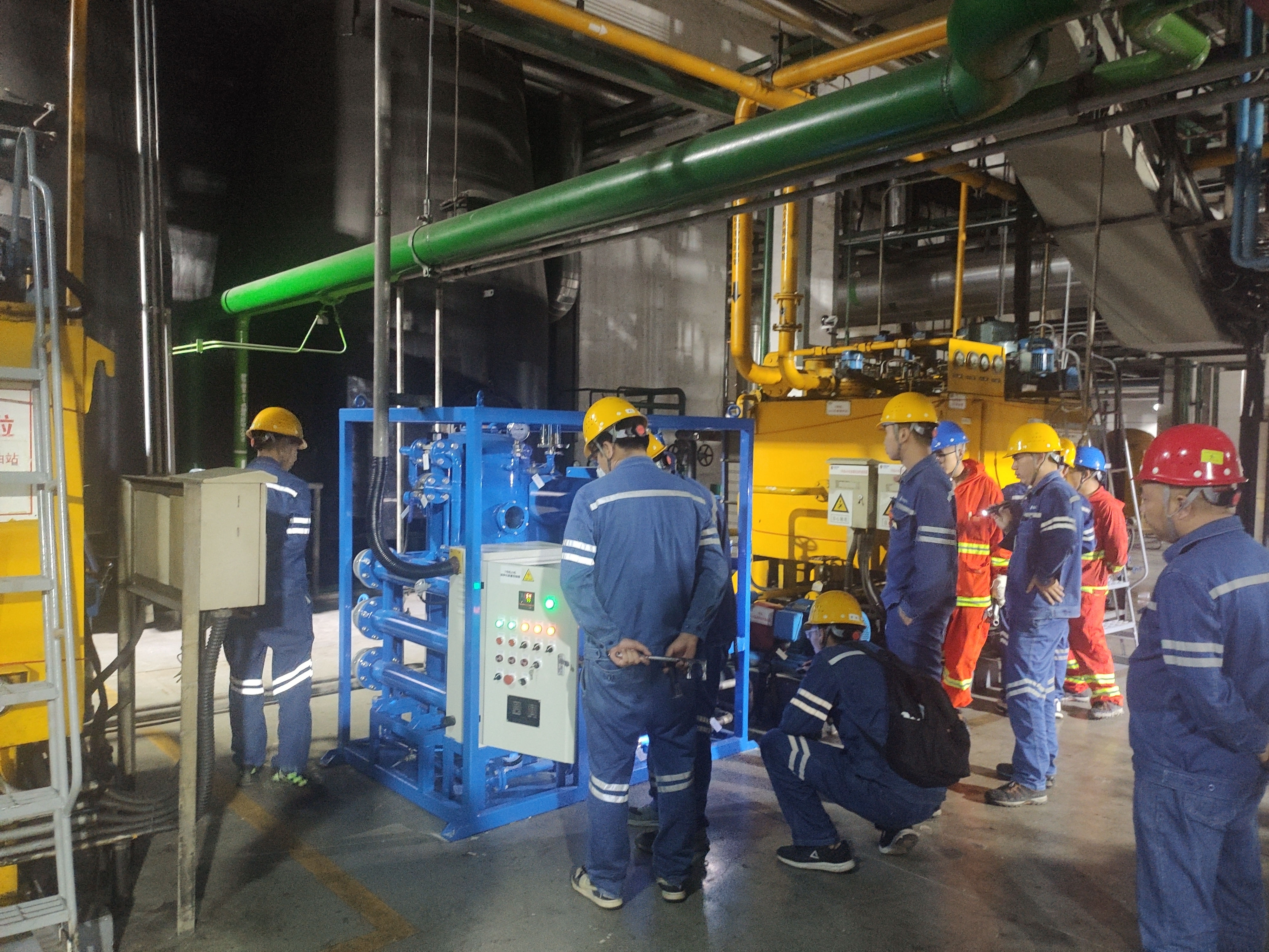 透平油真空聚結濾油機現(xiàn)場